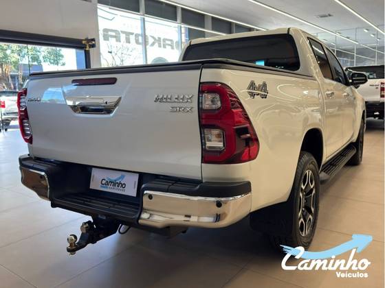 TOYOTA HILUX 2.8 D-4D TURBO DIESEL CD SRX 4X4 AUTOMÁTICO
